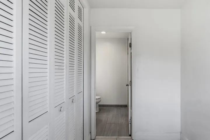 2910 NE 40th Ct - - 030