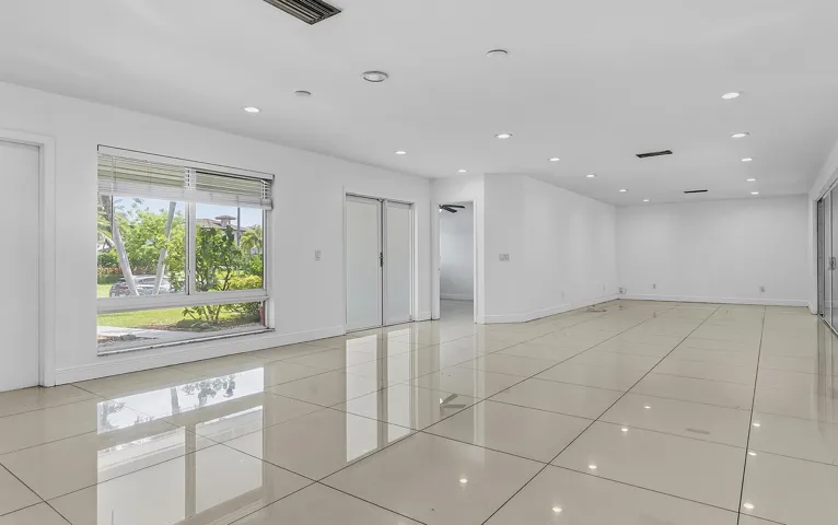 2910 NE 40th Ct - - 010