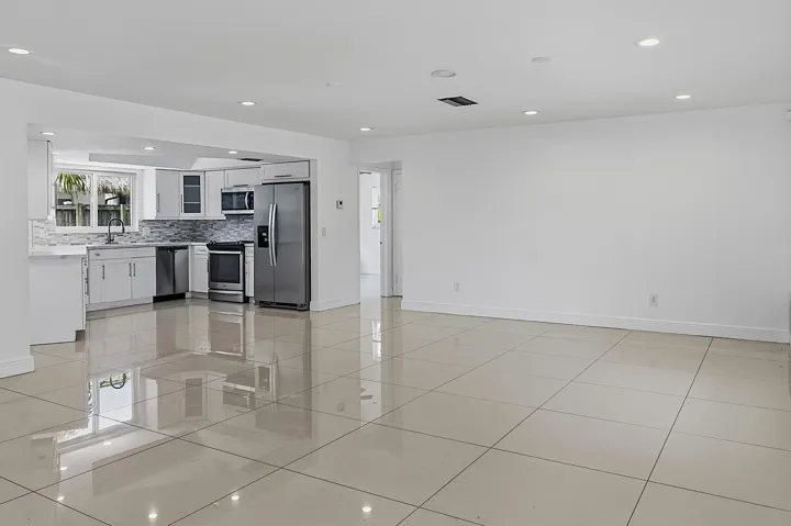 2910 NE 40th Ct - - 025