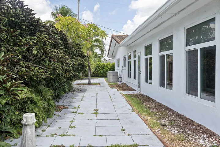 2910 NE 40th Ct - - 045