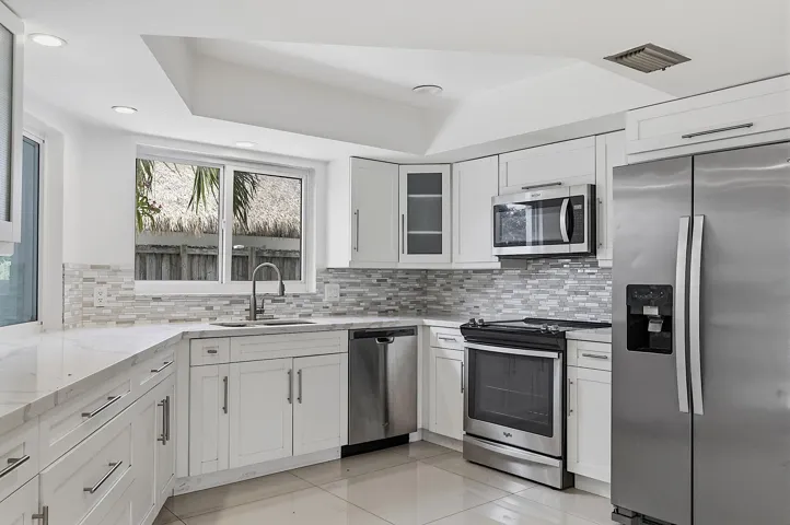 2910 NE 40th Ct - - 013