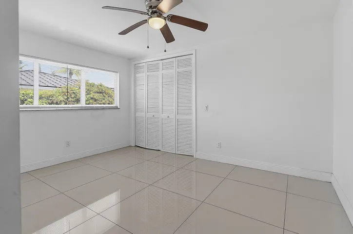 2910 NE 40th Ct - - 020