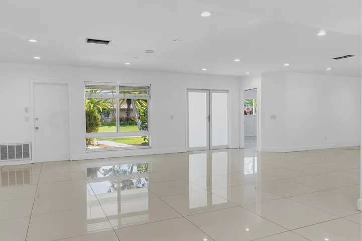 2910 NE 40th Ct - - 024