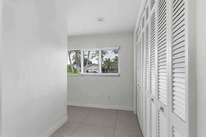 2910 NE 40th Ct - - 033