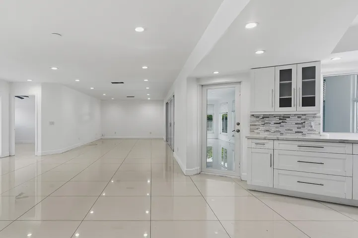 2910 NE 40th Ct - - 022