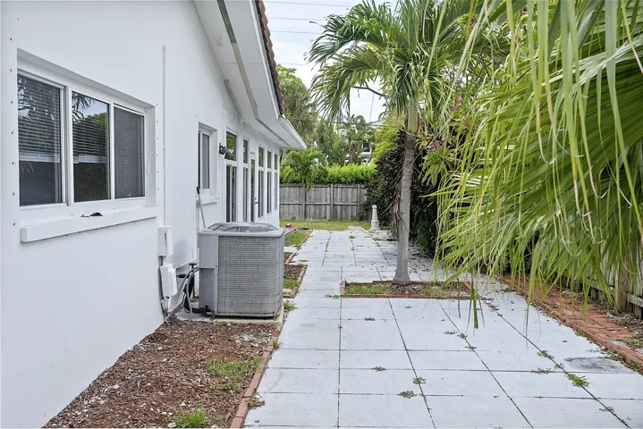 2910 NE 40th Ct - - 048