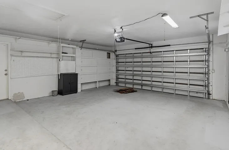 2910 NE 40th Ct - - 041