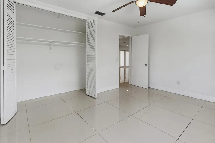 2910 NE 40th Ct - - 016