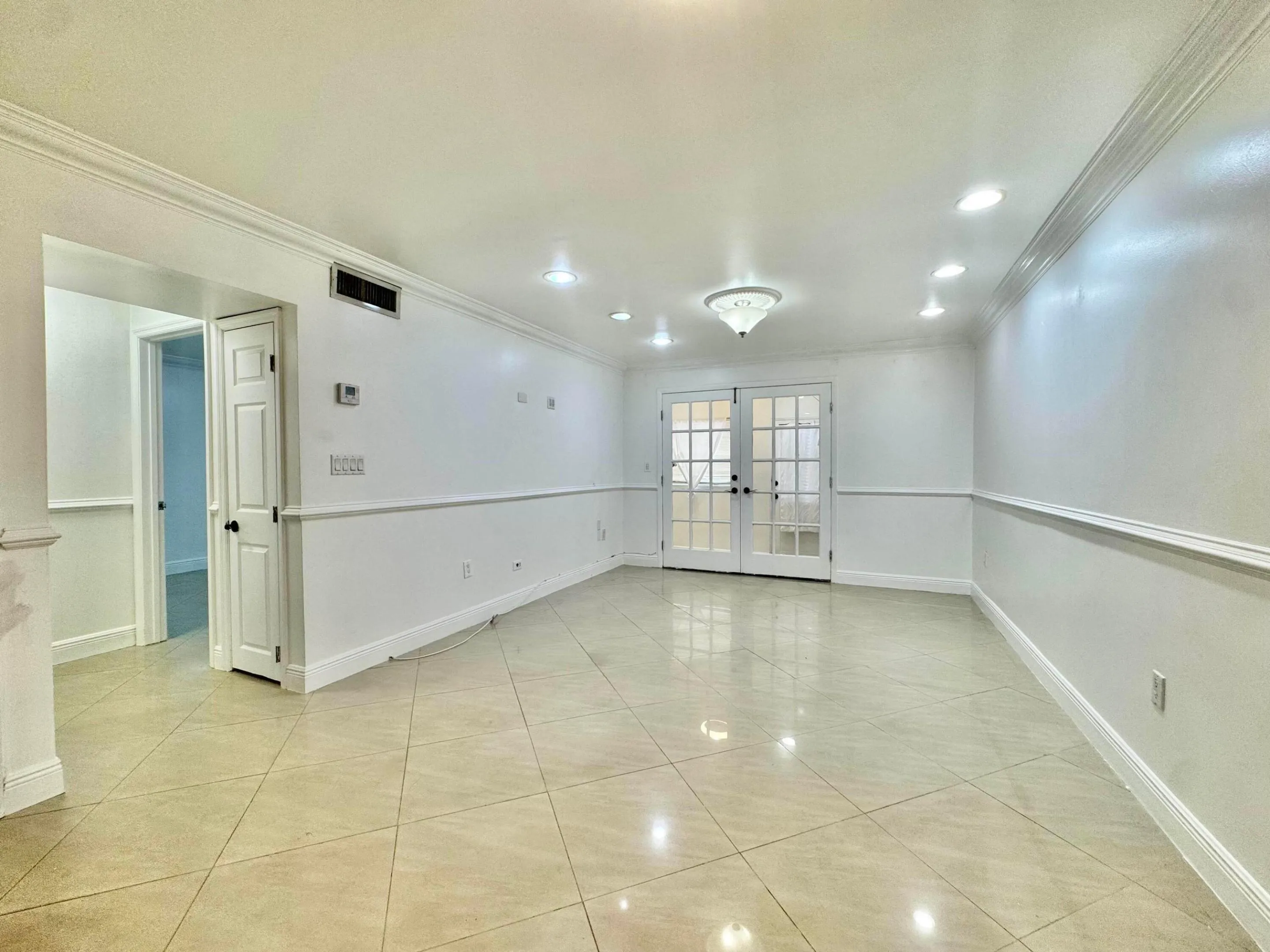 Spacious Living Room D