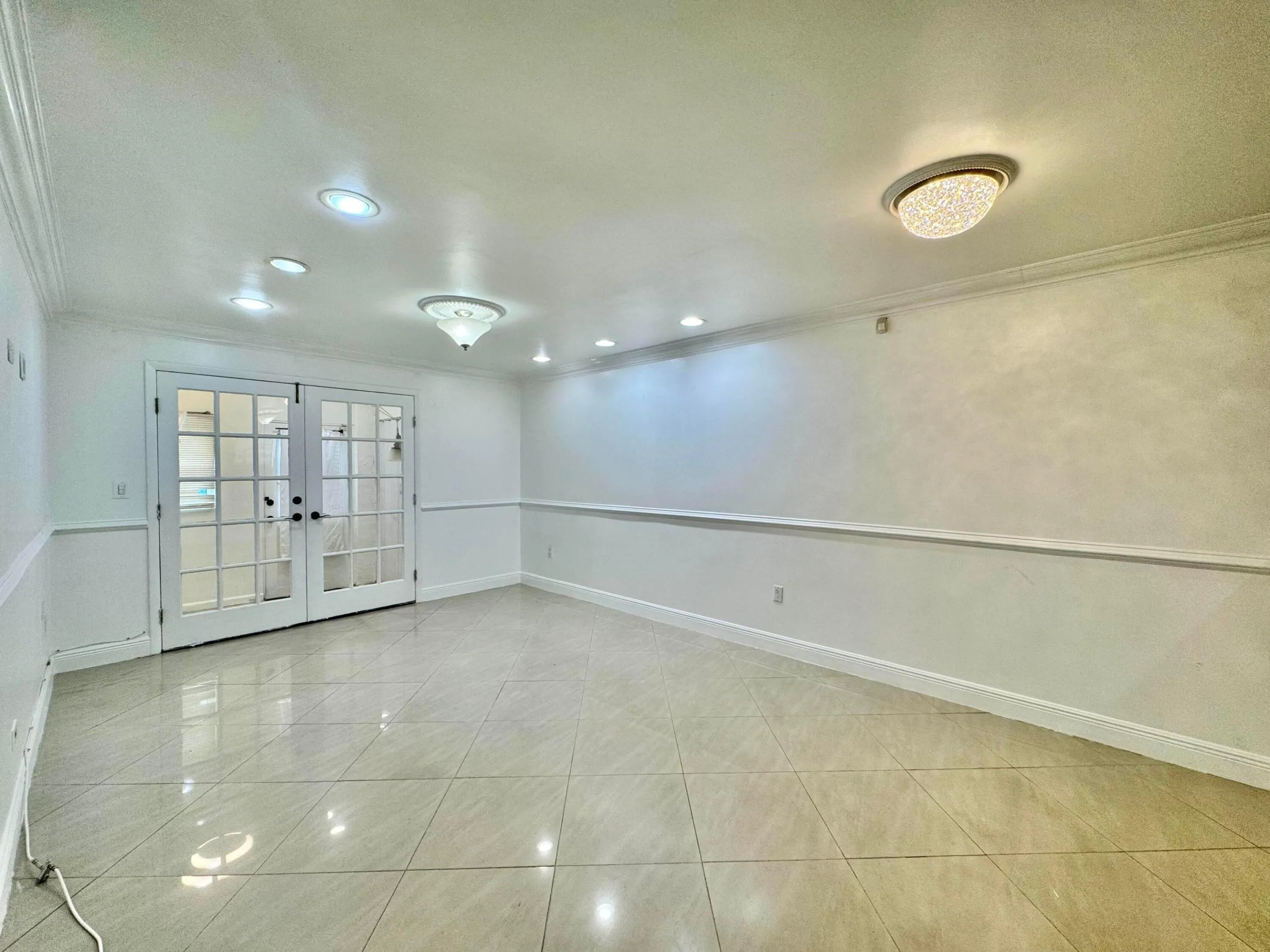 Spacious Living Room A
