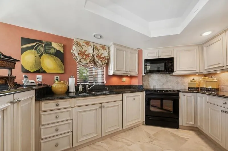 04_120SE5thAvenue326_177001_Kitchen_Flex