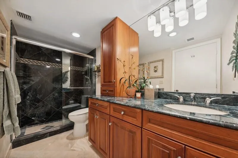 13_120SE5thAvenue326_8_Guestbathroom_Fle