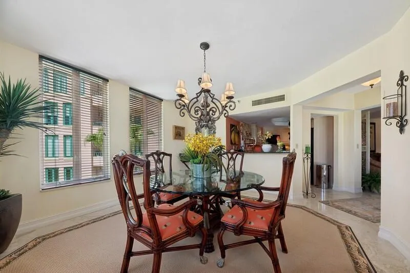 06_120SE5thAvenue326_92_KitchenDiningRoo