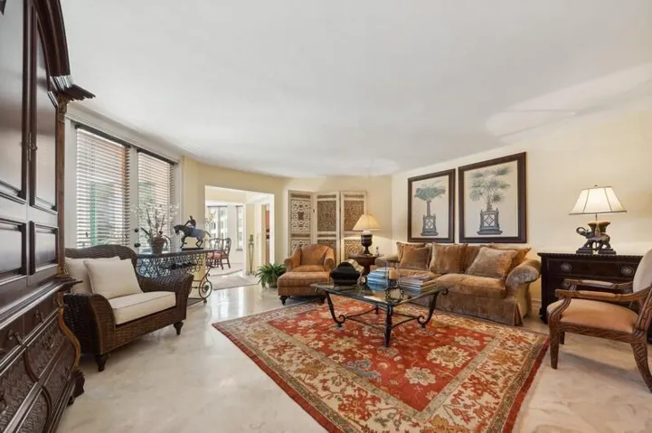03_120SE5thAvenue326_165_LivingRoom_Flex