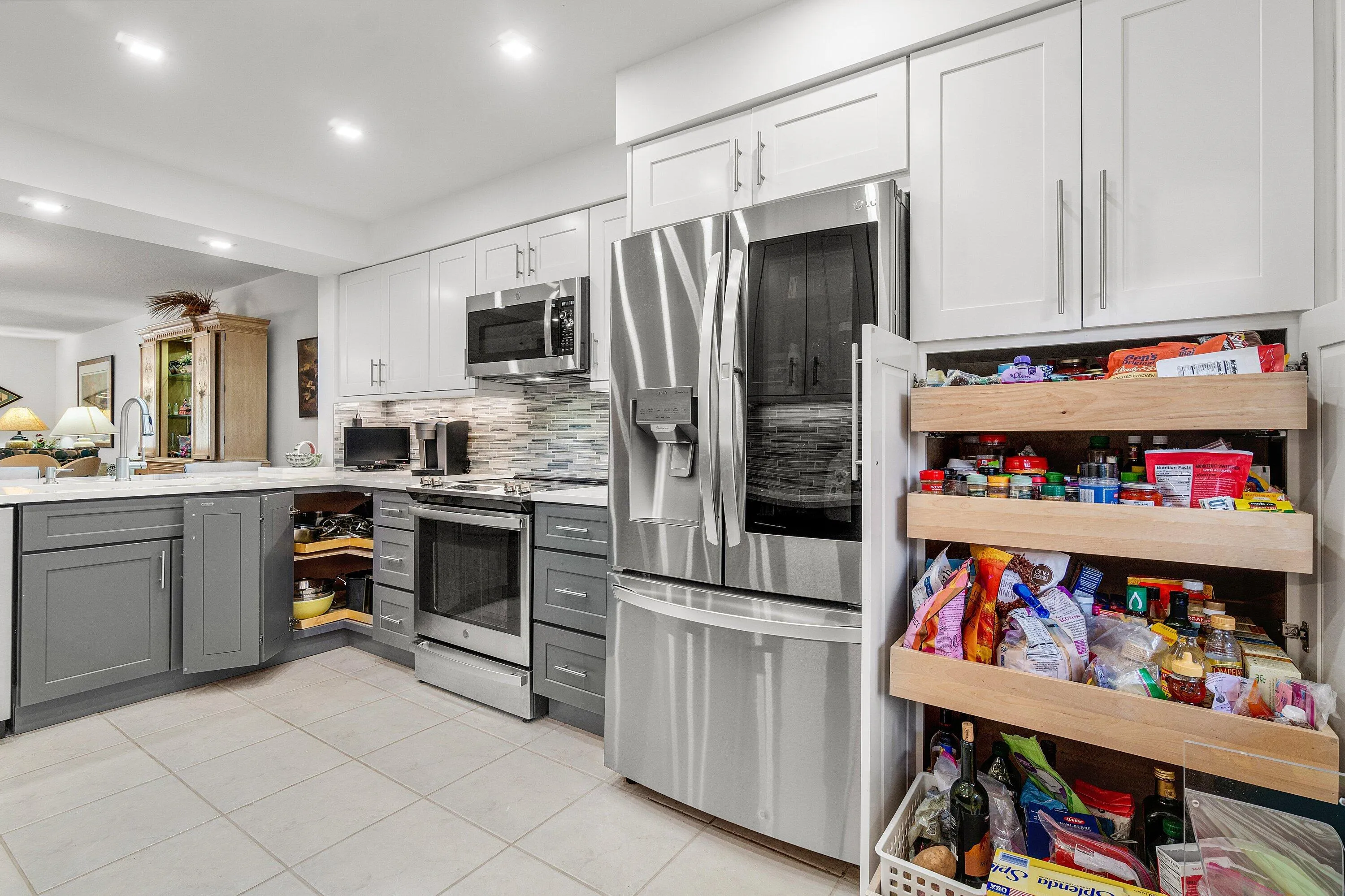 LARGE PANTRY w/ PULL OUT DRAWERS