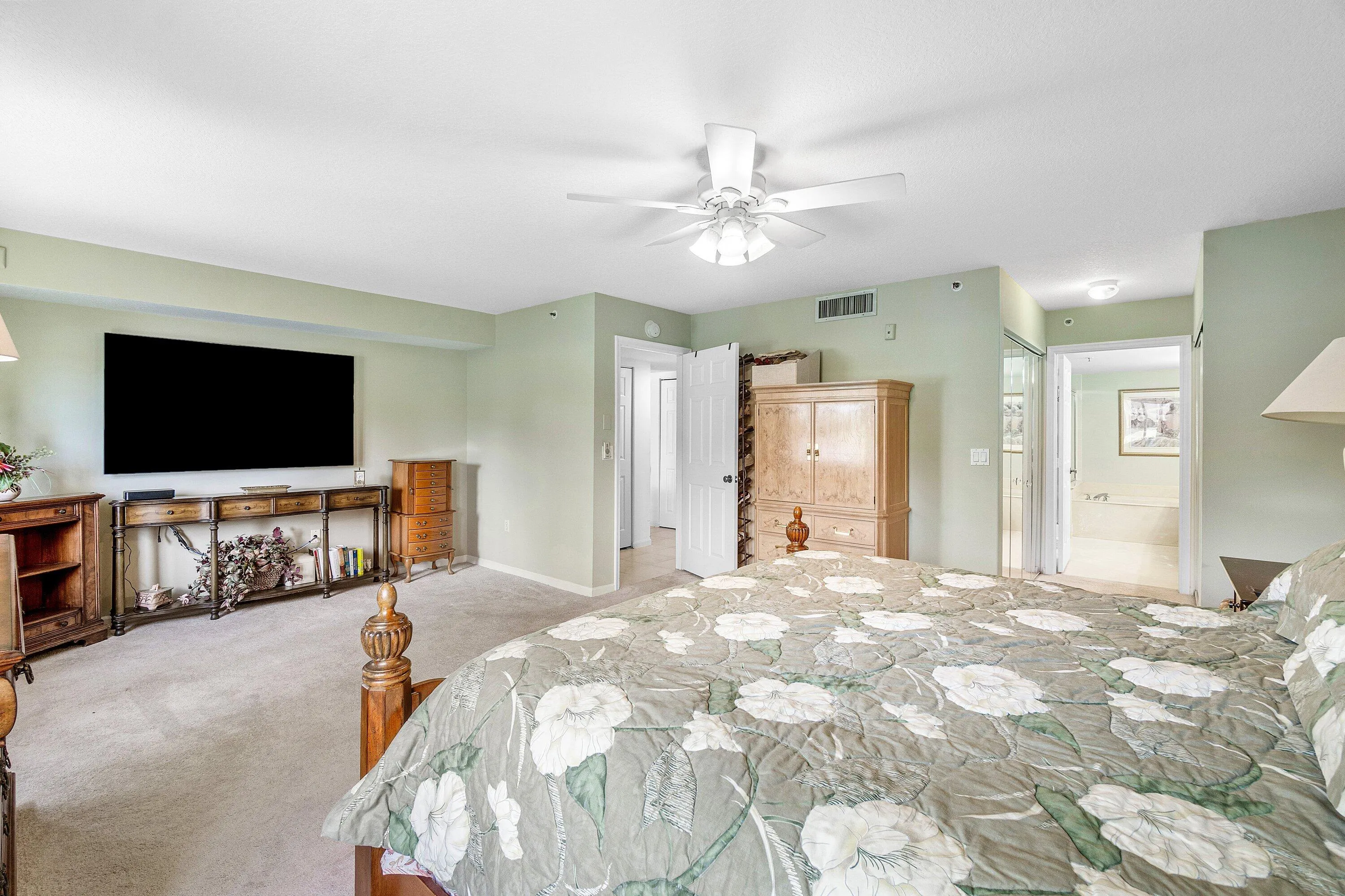 EXTREMELY LARGE PRIMARY BEDROOM