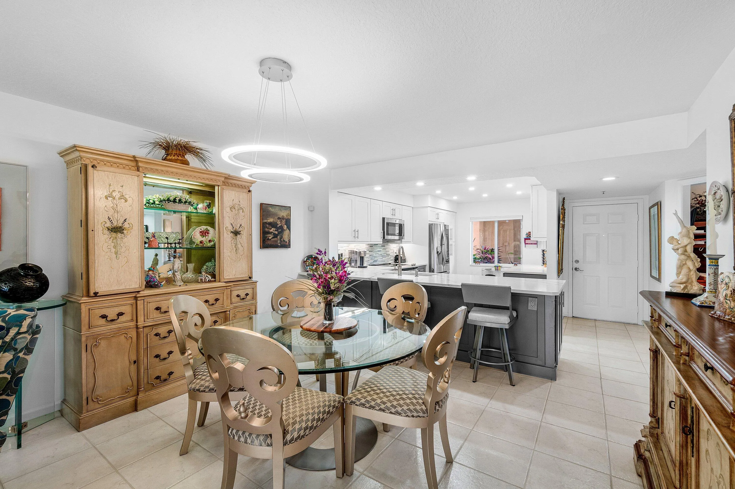 DINING ROOM AREA & COUNTERTOP W/ ROOM FOR 4 BARSTOOLS