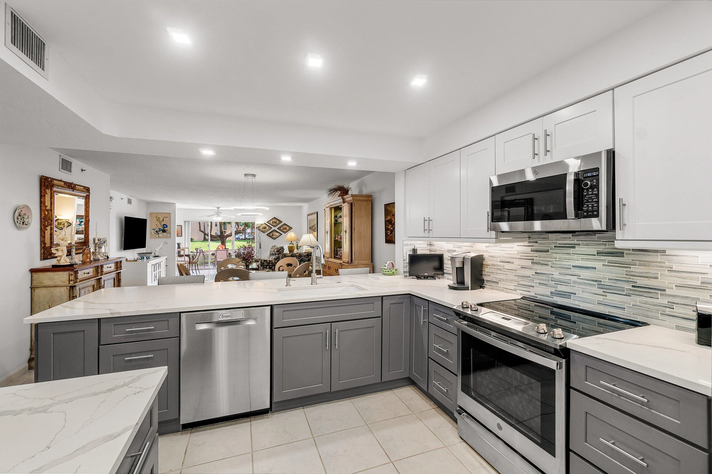 AMAZING OPEN CHEF'S KITCHEN w/ PULL OUT DRAWERS