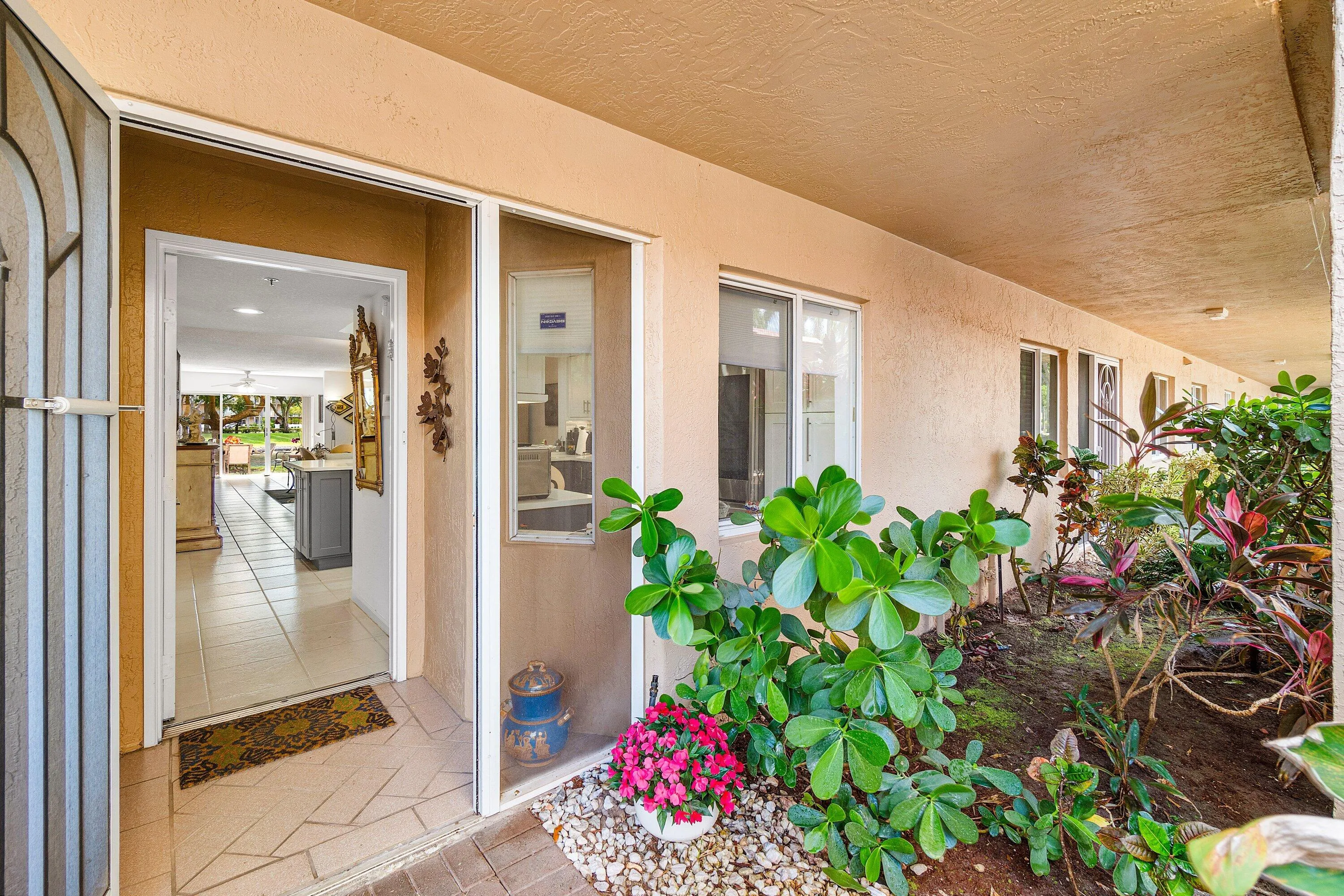 SCREENED PORCH SO YOU CAN OPEN THE FRONT PORCH, CLOSE THE SCREENED DOOR & ALLOW A BEAUTIFUL CROSS BREEZE OUT TO THE LAKE!