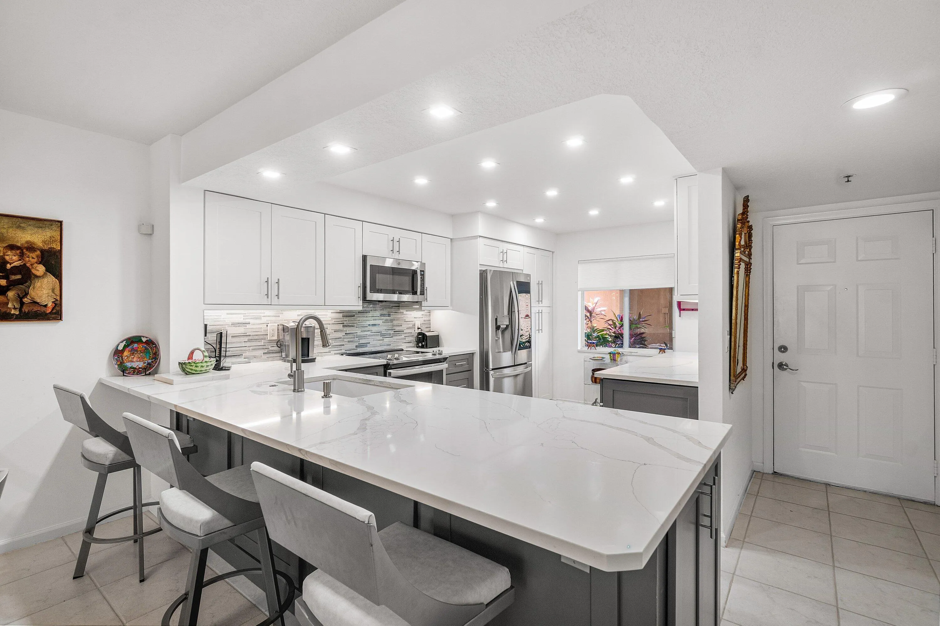 GORGEOUS QUARTZ COUNTERTOPS w/ MARBLE BACKSPLASH