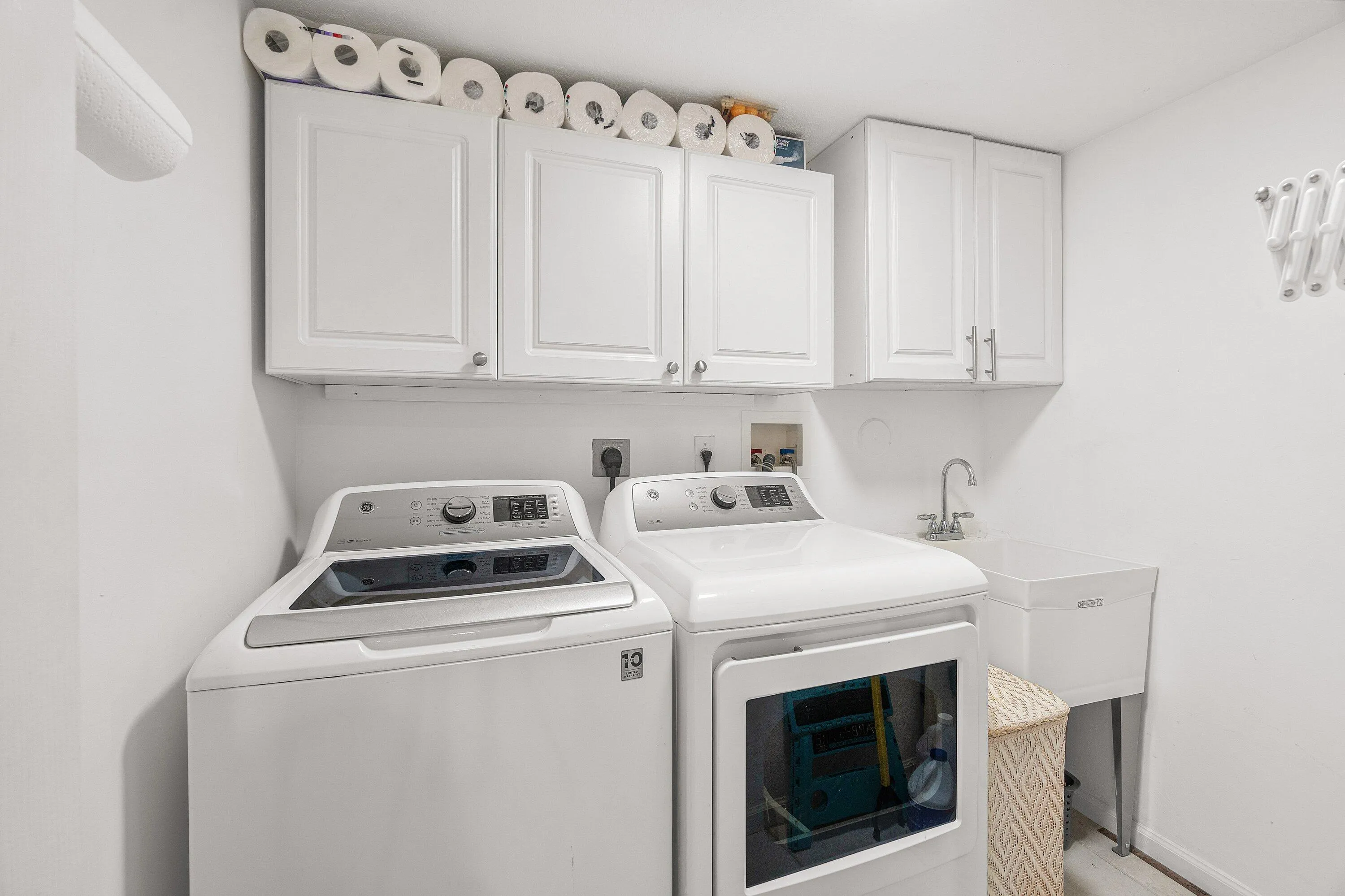 FULL LAUNDRY ROOM w/ TUB SINK