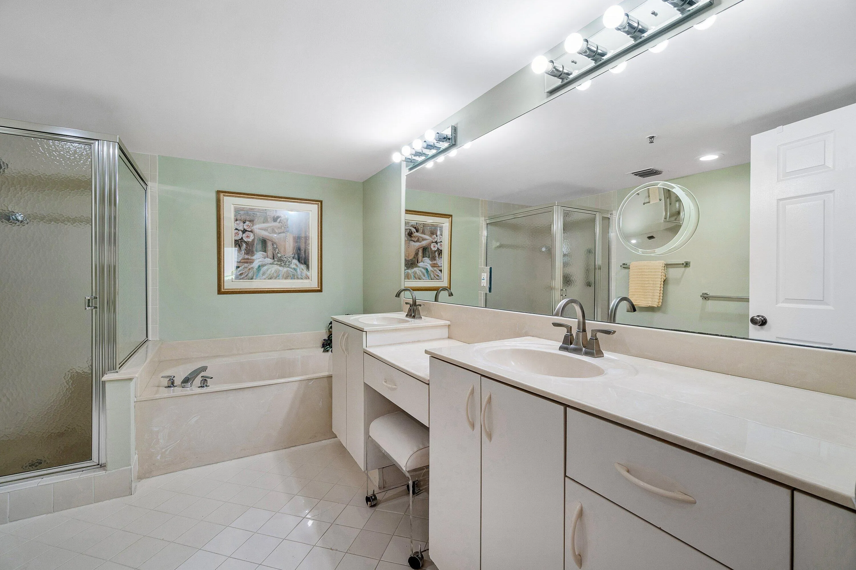 PRIMARY BATHROOM FEATURES HIS & HERS SINKS