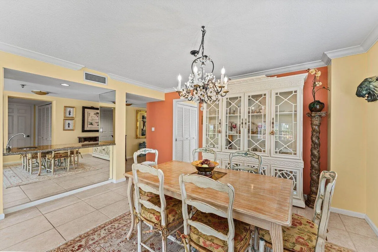 Dining Area / Wet Bar