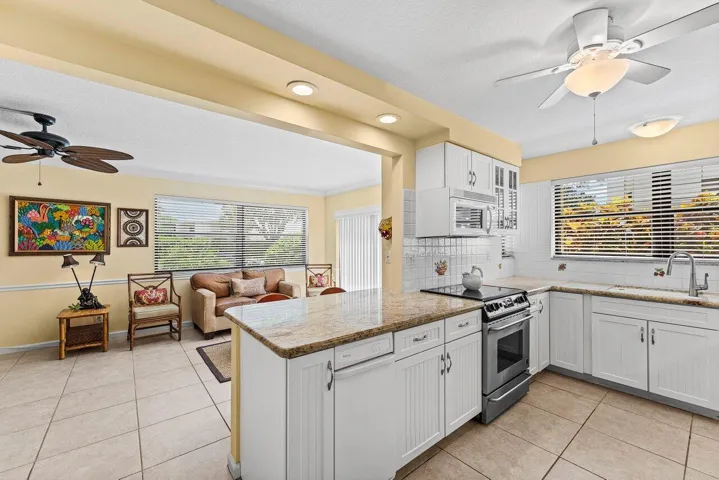 Kitchen / Living Area