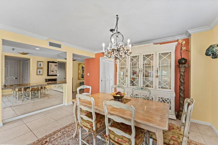 Dining Area / Wet Bar