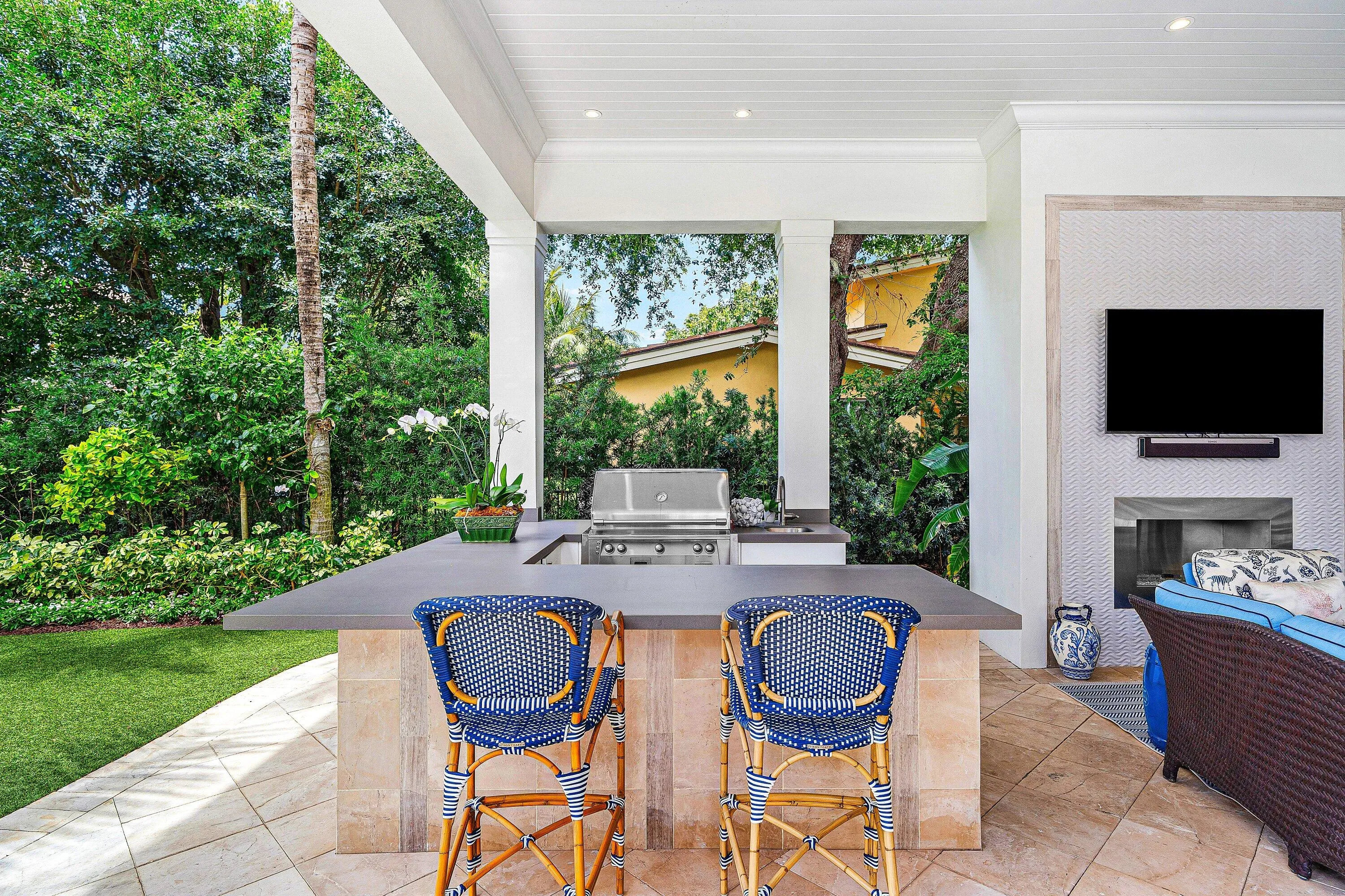 OUTDOOR KITCHEN