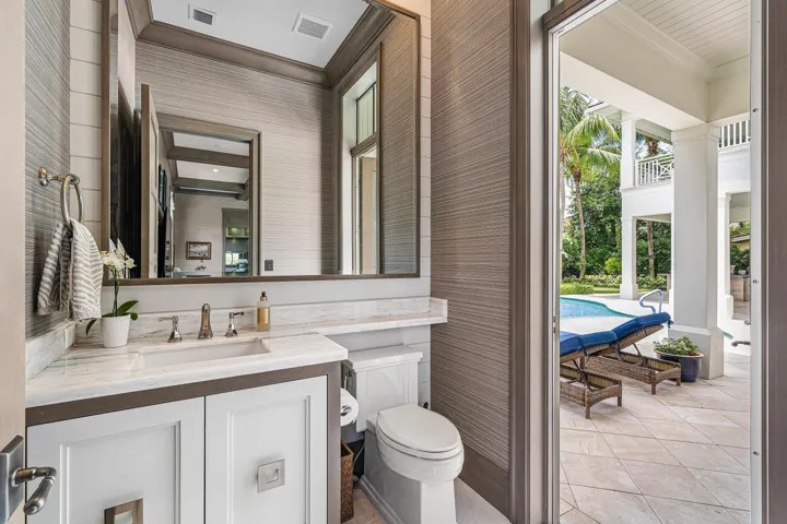 HALF BATH/CABANA