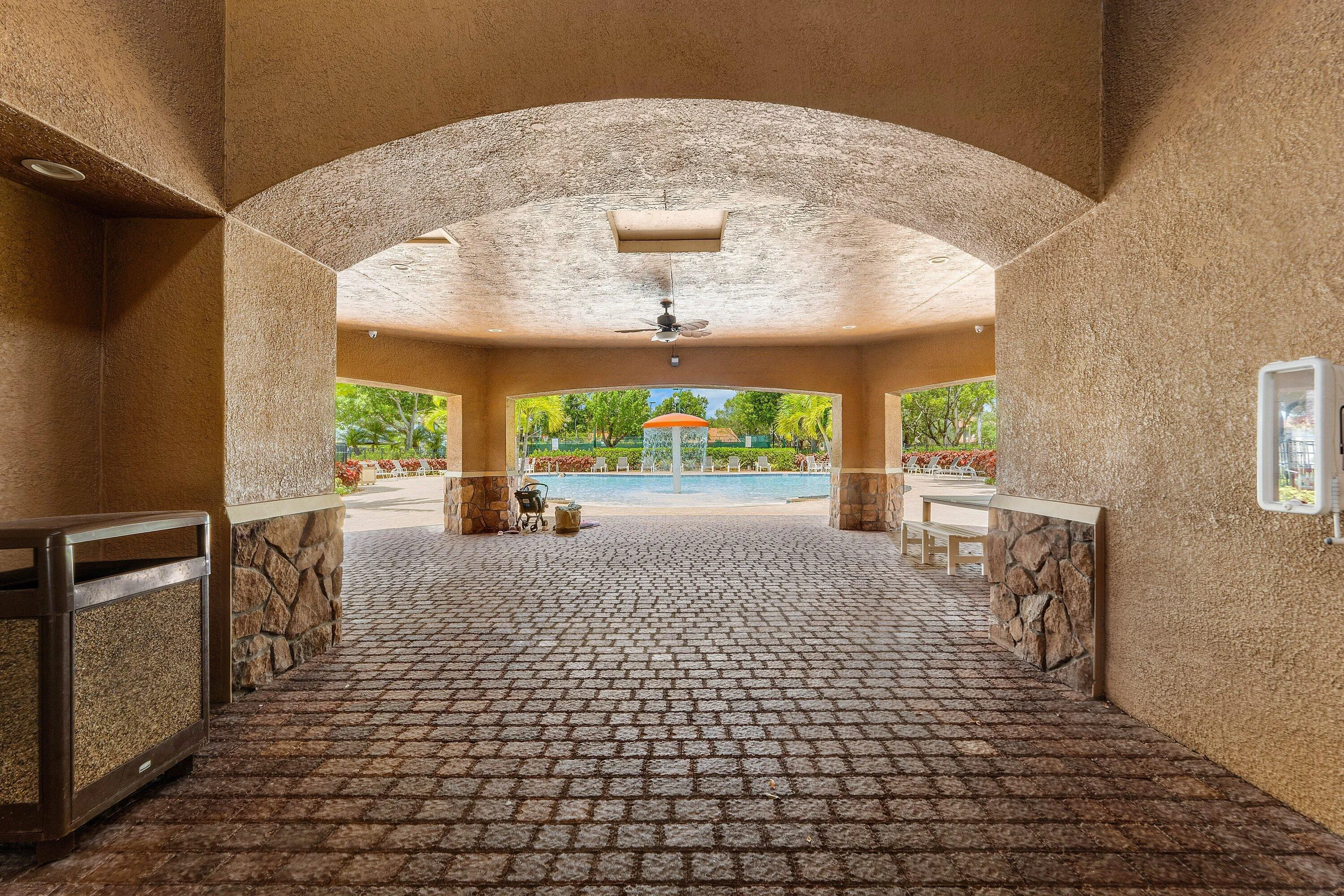 044-599CrestaCircle-WestPalmBeach-FL-334
