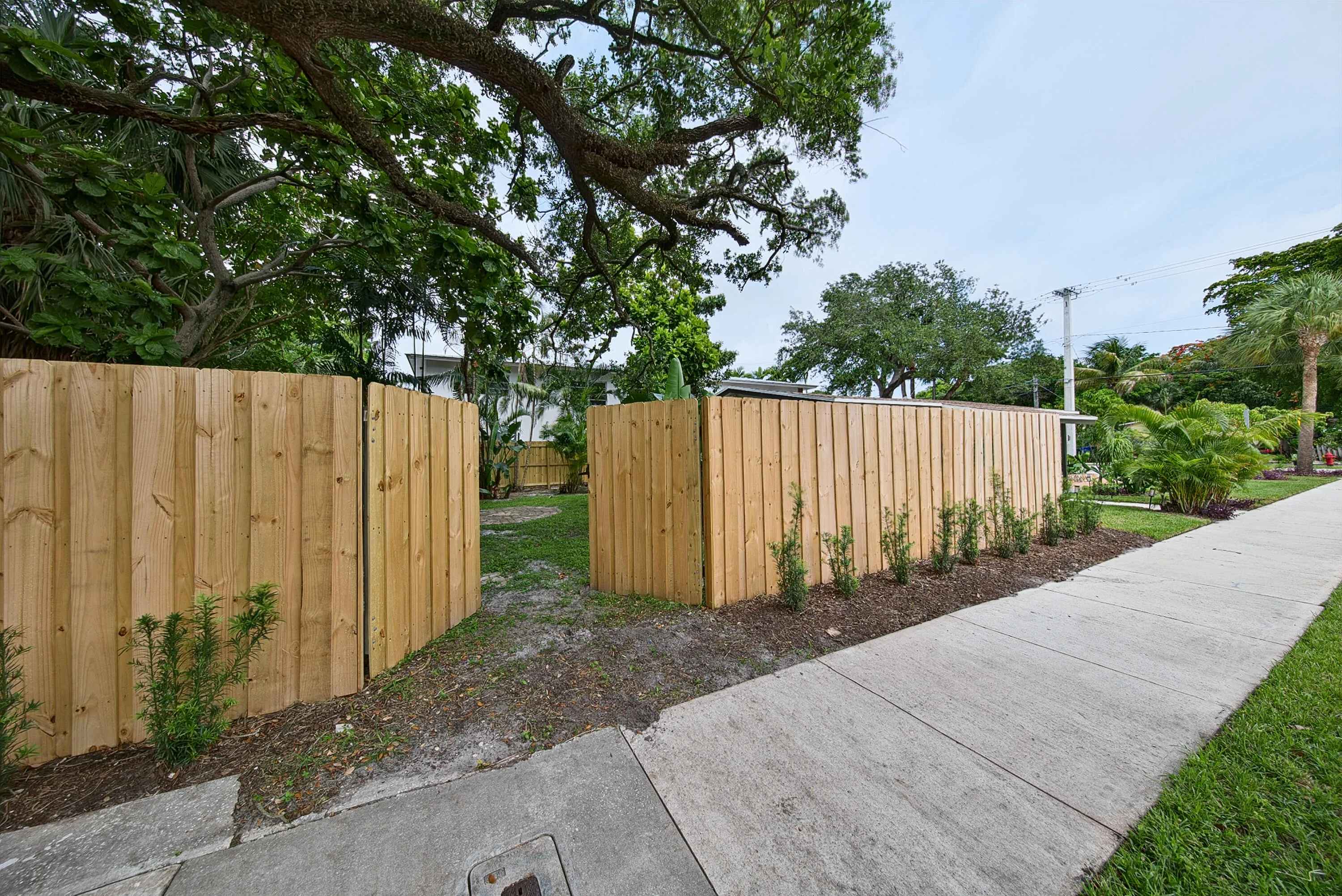New fence and entrance into side yard