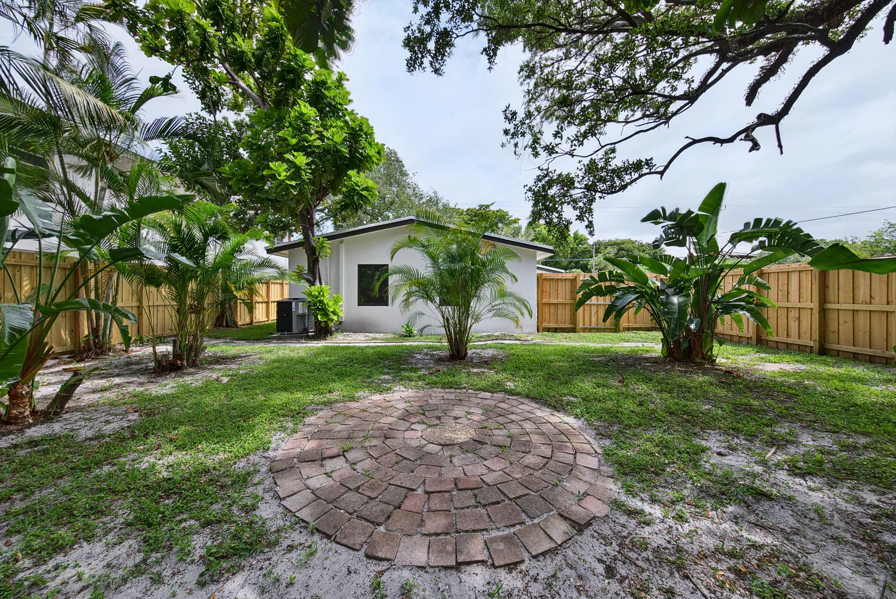 Giant side yard yours to use and design as you wish: outdoor living, room for a pool or boat or RV parking