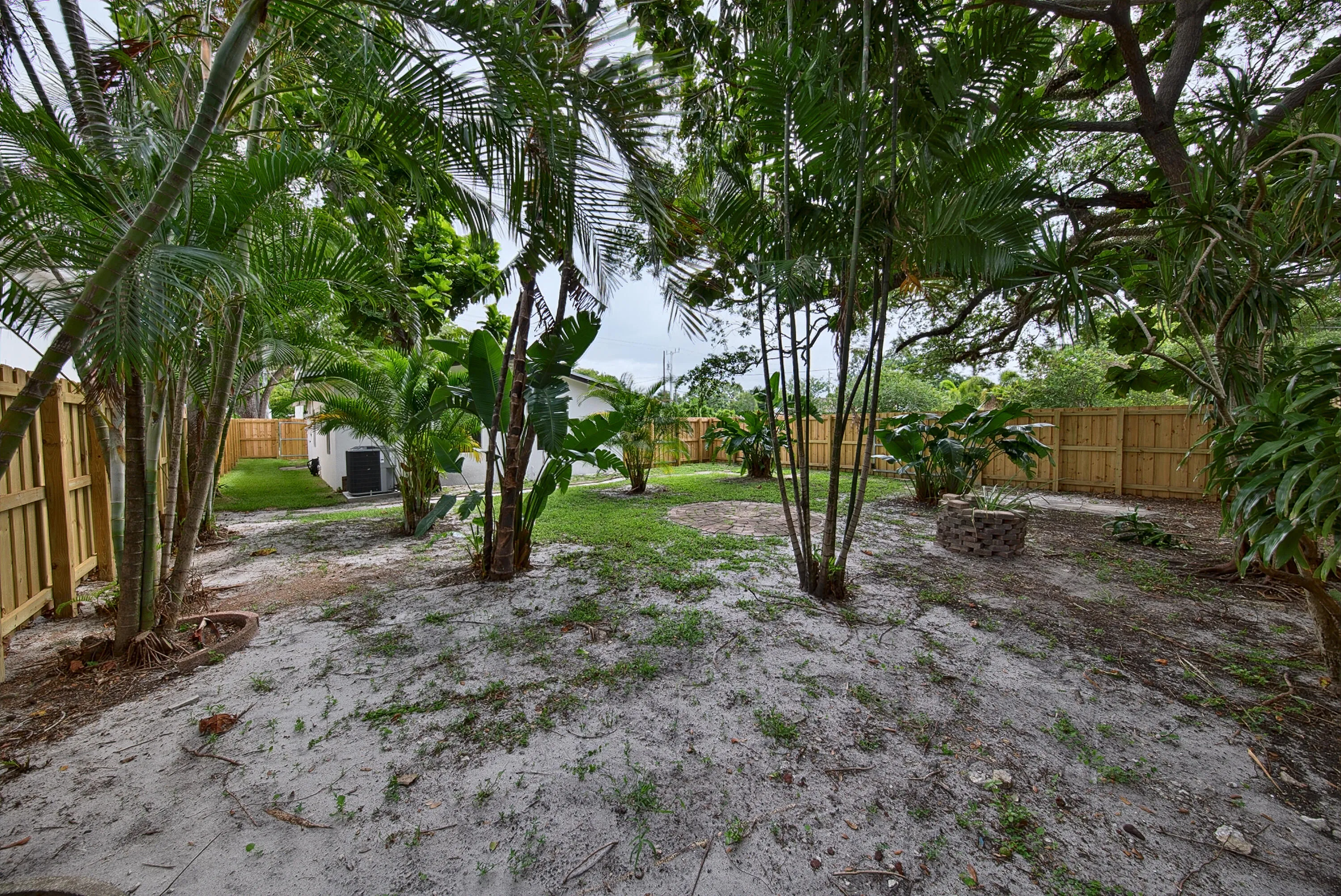 Large side yard room for a pool, outdoor living, garden, boat or RV