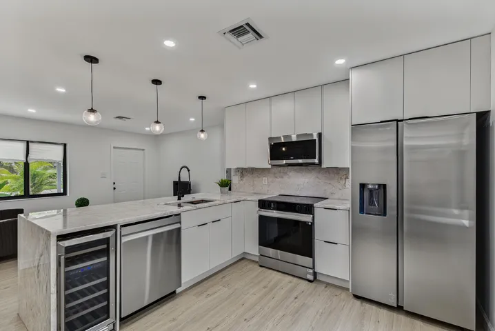 Beautiful kitchen with top of the line appliances and Cristallo counters