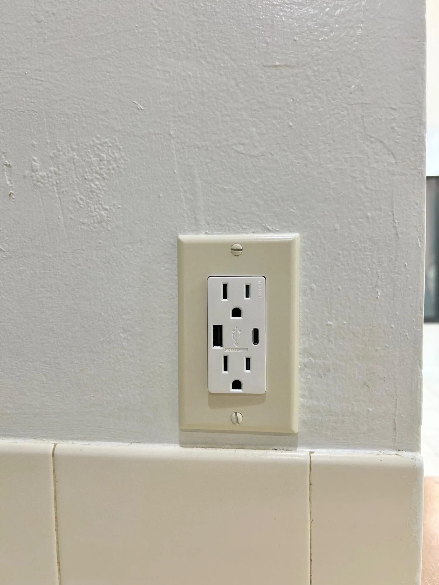 USB & C CHARGER OUTLET