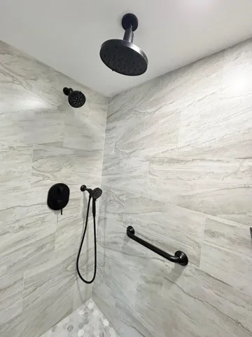 3 SHOWER HEADS