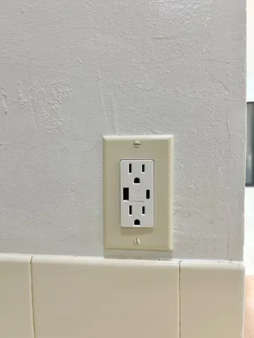 USB & C CHARGER OUTLET