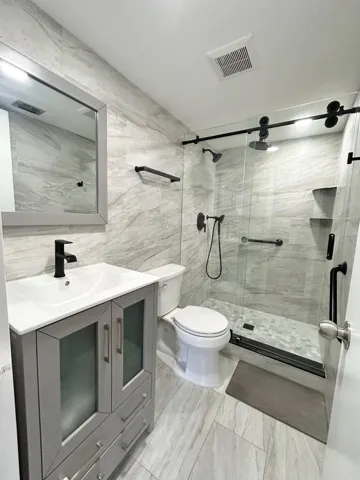ENSUITE MASTER BATHROOM