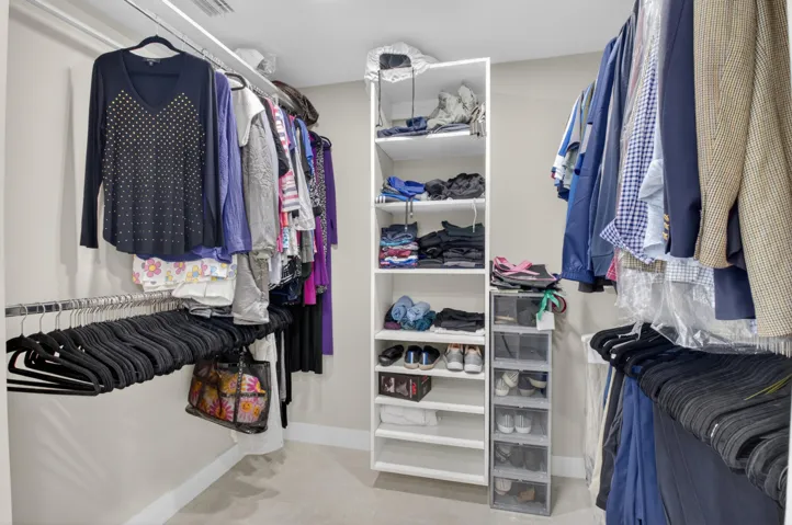 WALK IN CLOSET