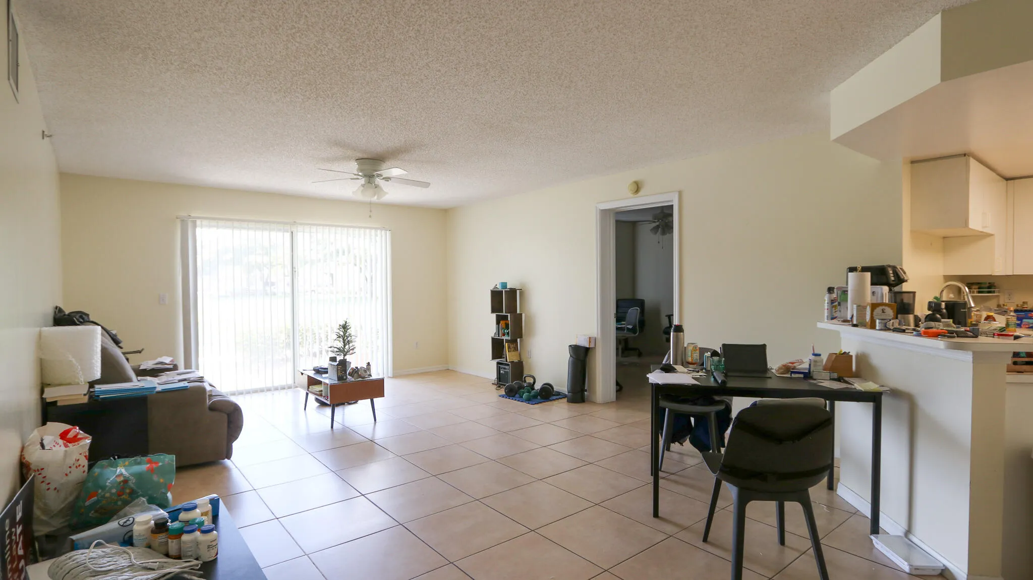 LARGE LIVING ROOM!