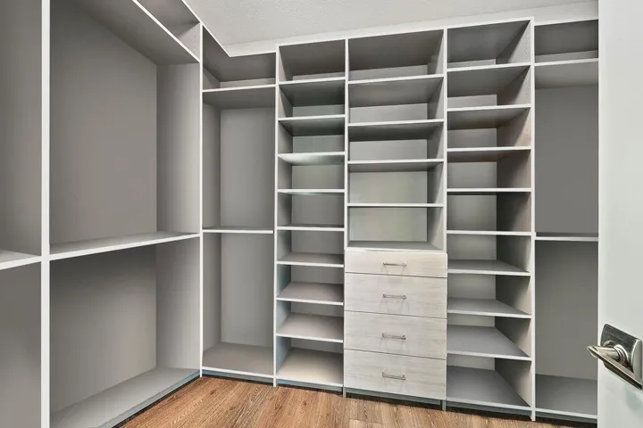 Master closet 2