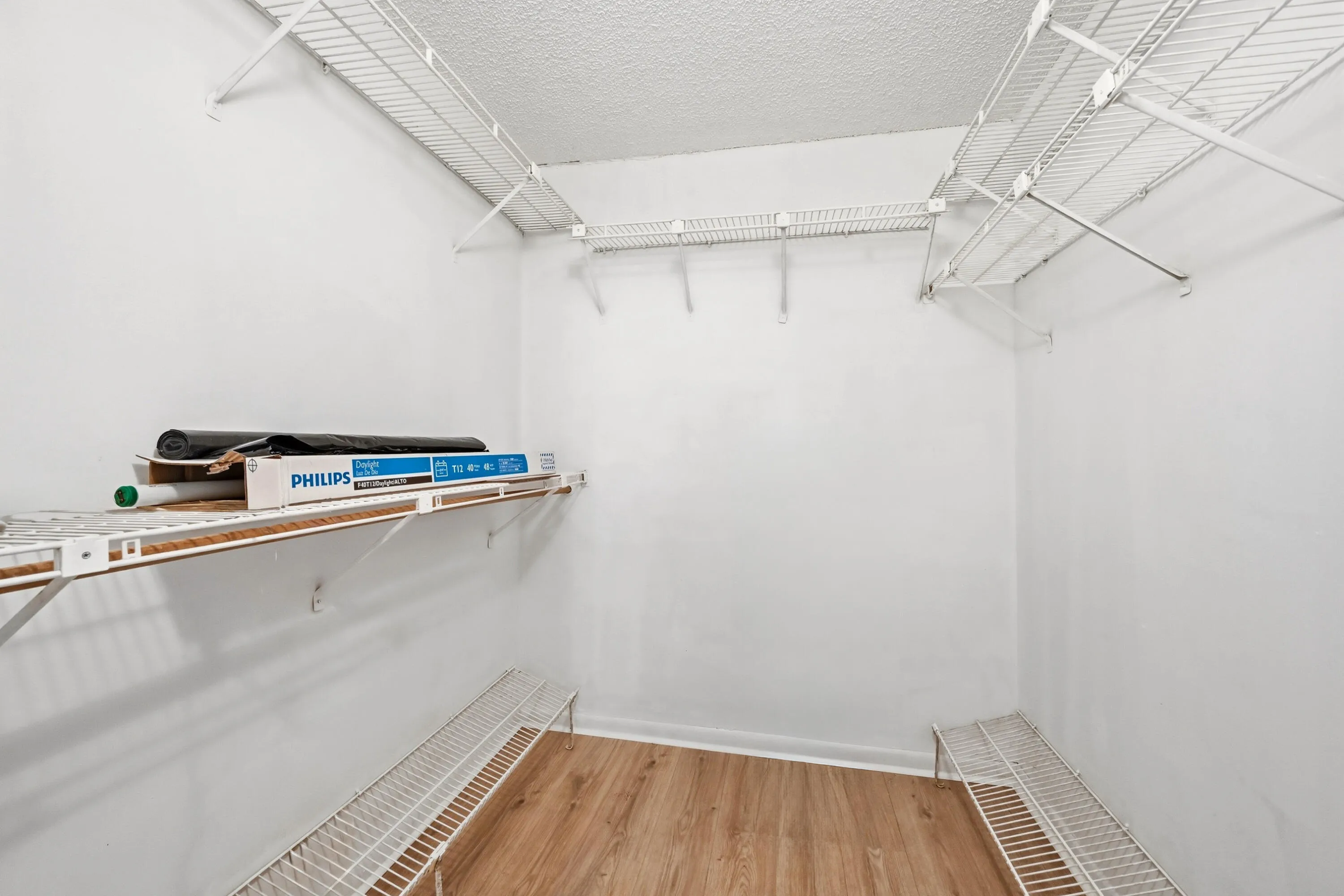 23_walk-in closet