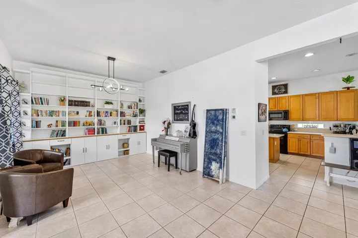 Bookshelf/lead into kitchen