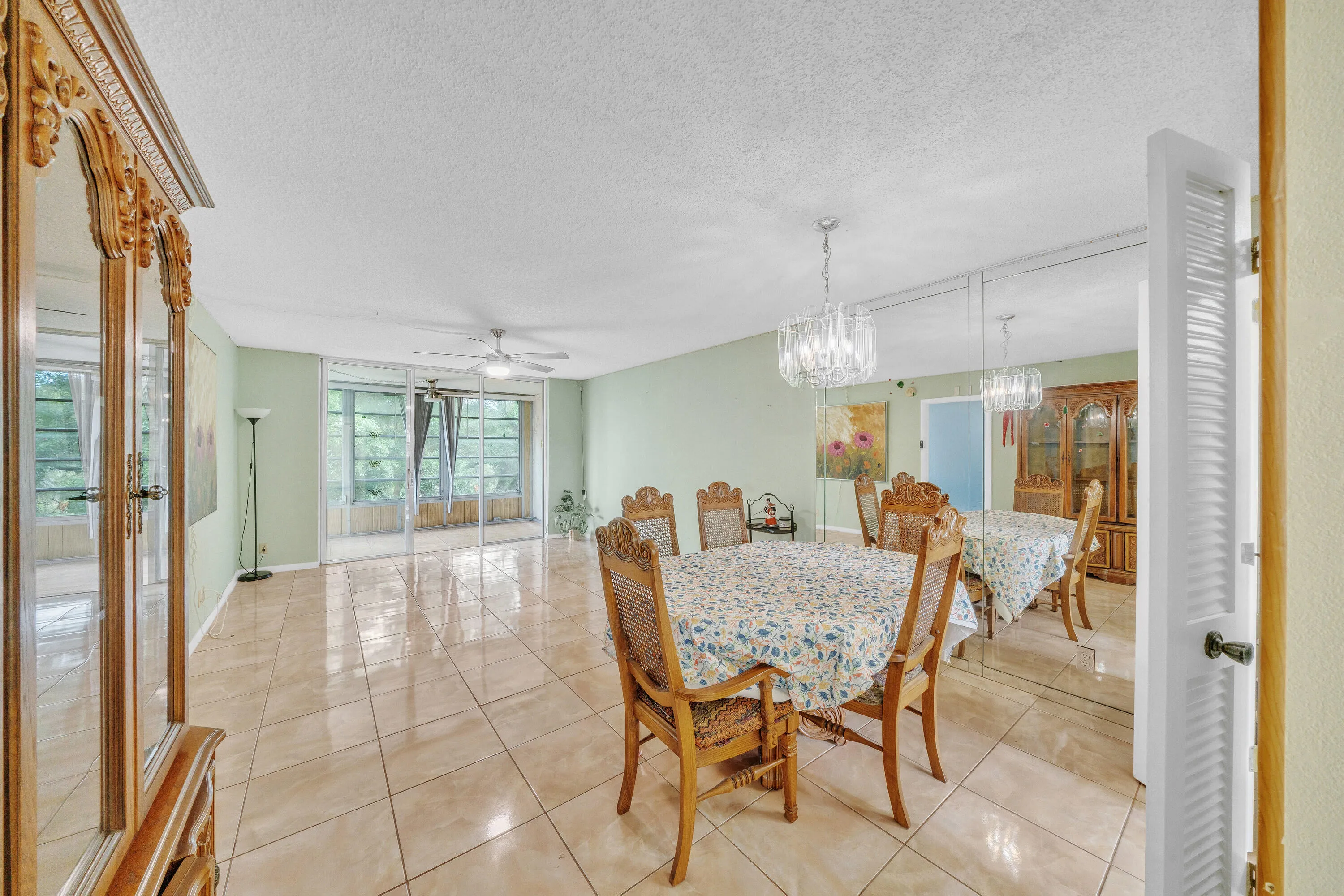 6 Dining Area