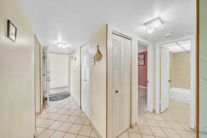 16 Foyer