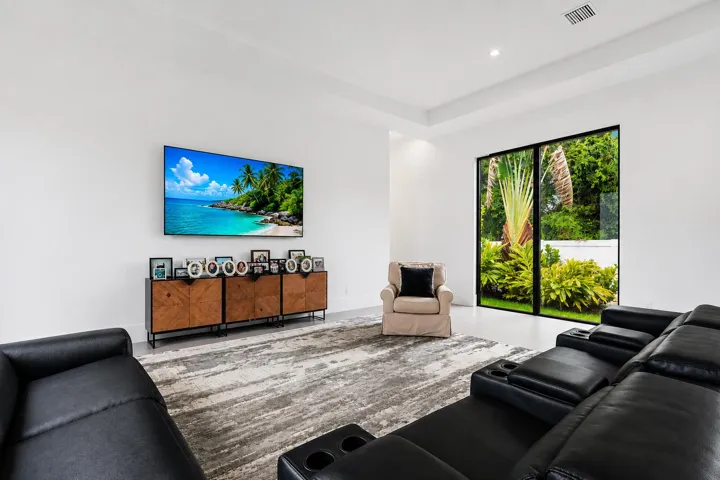 9741 SE Gomez Family room 3