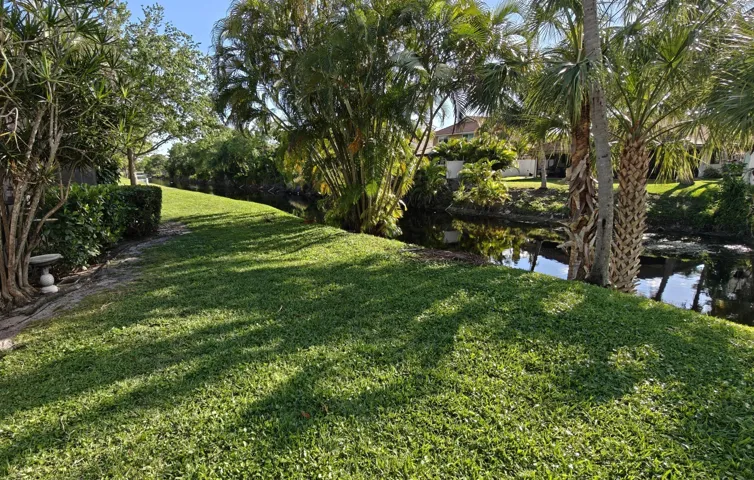 Canal waterfront view de backyard