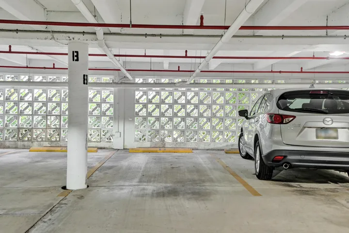 Garage Parking: 8B